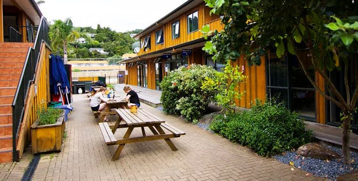Bay Adventurer Apartments and Backpackers Resort