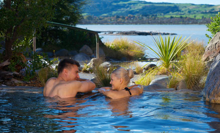 Waitomo & Rotorua Coach Tour incl. Entry to Polynesian Spa (Auckland to Auckland)
