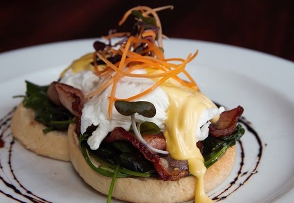 Breakfast, Bubbles or Beer & a Bus Ride to the Races - Riccarton Location Only