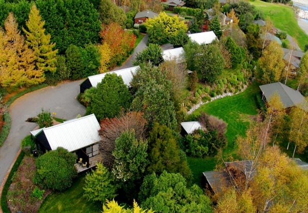 One-Night Stay for Two People in a One-Bedroom Chalet incl. Three-Course Gourmet Dinner with Pre-Dinner Canapes & Bottle of House Wine, Breakfast & WiFi