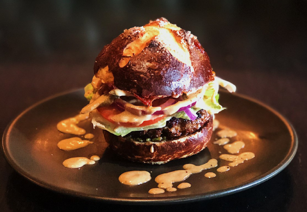 Boo’s Cheeseburger with Jameson Cheddar Cream Dinner incl. a Glass of Jameson Caskmates Stout Edition for One