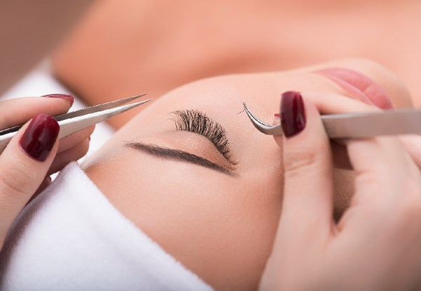 Stylish Butterfly Eyelash Extensions with a Touch of Colour