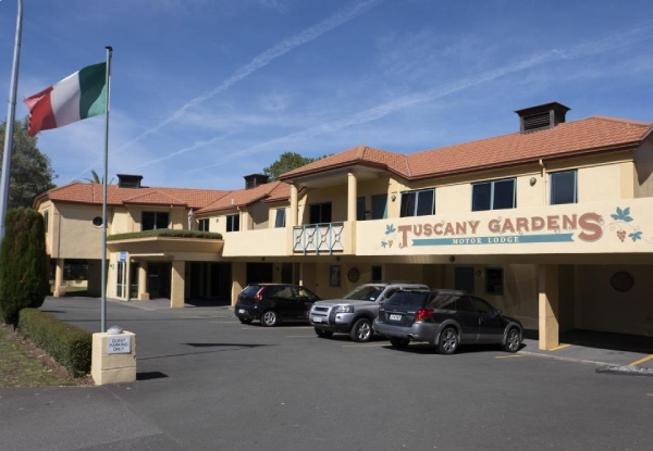 One-Night Tuscany Deluxe Package for Two People incl. Ultimate Mediterranean Platter, Continental Breakfast & Late Checkout - Option for Two Nights