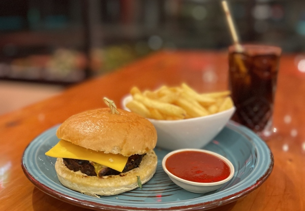 Cheese Burger Combo incl. Fries & Beverage for Two People