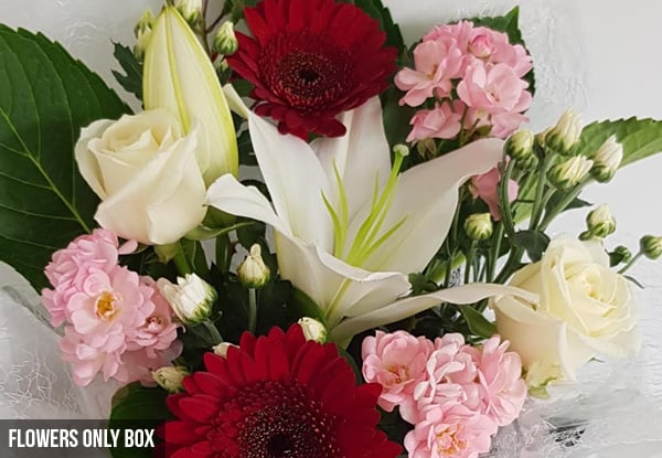 Luxe Gift Box incl. Fresh Flowers - Two Options Available with Free Auckland Delivery