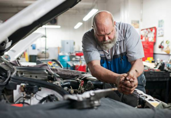 Comprehensive Service for Cars incl. Oil & Filter change, Fluid Top-Ups & Safety Checks