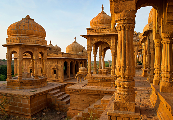 Per-Person Twin-Share 10-Day Gems of India  Tour incl. Accommodation, Breakfast, Transfers, Train Ride, Boat Ride, Sightseeing, Monument Visits & More - Option for Solo Traveller