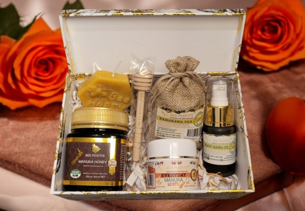 Manuka For Her Royally Spoiled Collection incl. Manuka MGO 60+, Zesty Balm, Beeswax Candle, Kawakawa Tea, Manu-Kawa Oil & Honey Spoon Dripper
