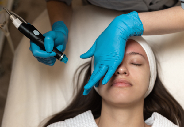 Refreshing 75-Minute Hydrafacial incl. Deep Cleanse & Exfoliation, Gentle Extraction & Hydration Infusion, Customised Serum Application & LED Light Therapy Mask
