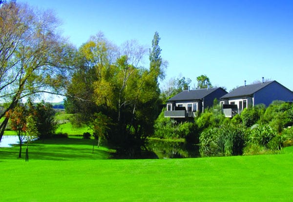 One-Night Stay for Two People in a Winemakers' Cottage incl. Buffet Breakfast, WiFi, Parking, Late Checkout, 30-Minute Massage & Vintage Bike Hire