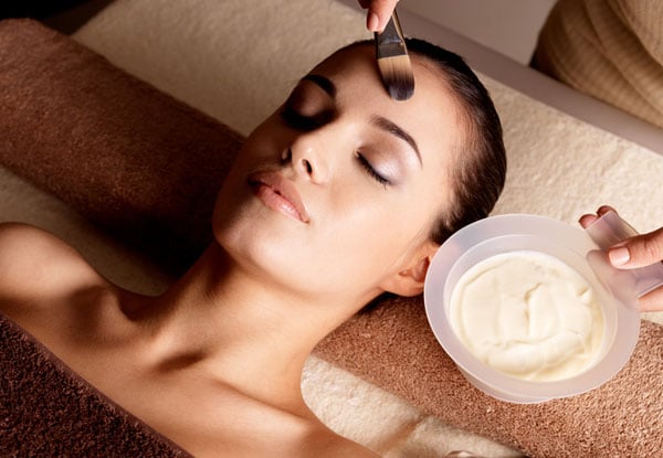 90-Minute Beauty Package incl. Vitamin C Brightening or Collagen Anti-Wrinkle Facial, Black & White Head Removal, Head Massage, Eyebrow Shape & Tint