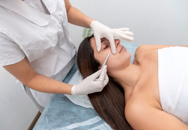 Express Dermaplaning Facial with Cleanse, Peel, Dermaplaning, Serum & Moisturiser - Option for Deluxe Dermaplaning Facial with Face Mask, Massage, Serum & Moisturiser