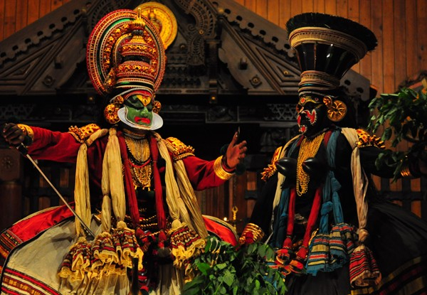 9-Day South India Escape incl. 4 & 5-Star Accommodation, Dance Show in Kochi, Jeep Safari, Houseboat Ride, Bamboo Rafting and More