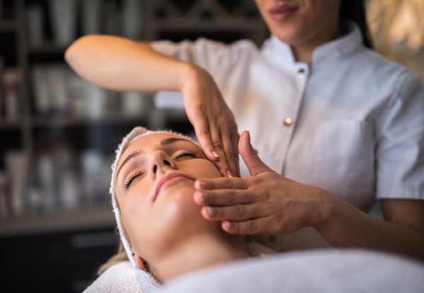 60-Minute Organic Facial Pamper Package incl. Neck, Shoulder, Decollate & Foot Massage