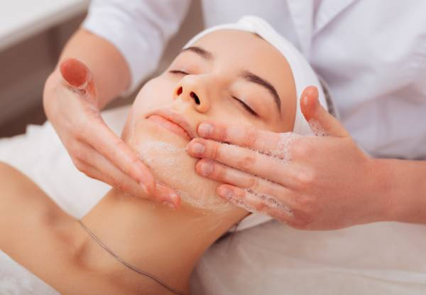 One-Hour Deep Cleansing Facial Package incl. Cleansing, Exfoliation, Stream, Whitehead / Blackhead Removal, Massage 
Face Pack & SPF
