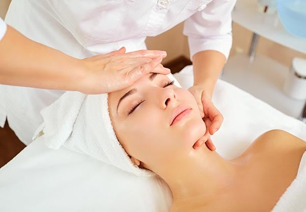 60-Minute Herbal Facial incl. Steam & Exfoliation, Deep Face Massage with Head Acupressure & Herbal Mask