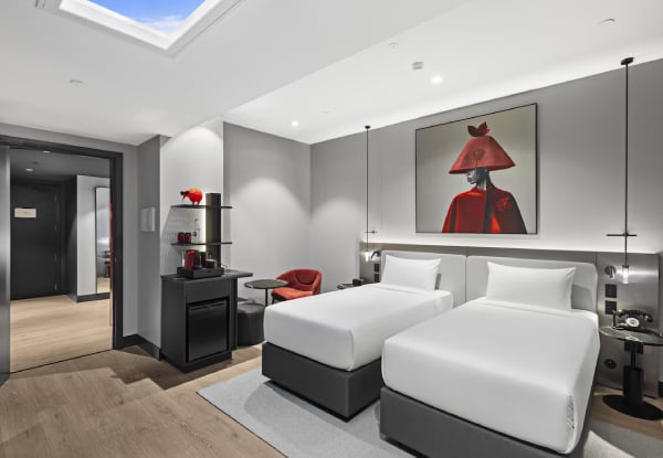 One-Night Standard Room Stay for Two at Radisson Red incl. Breakfast, Bottle of Wine & VIP Room Amenities & $50 Dining Credit at 33South Restaurant & Bar - Option for Two-Night Stay - Valid for Stays from April to September 2027 — photo 4