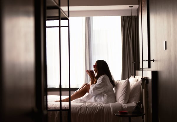 One-Night Standard Room Stay for Two at Radisson Red incl. Breakfast, Bottle of Wine & VIP Room Amenities & $50 Dining Credit at 33South Restaurant & Bar - Option for Two-Night Stay - Valid for Stays from April to September 2027 — photo 5