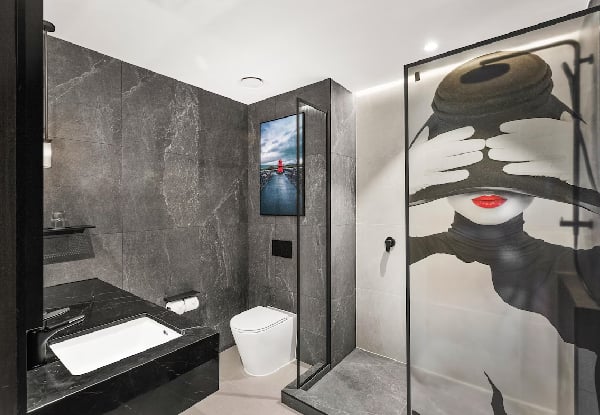 One-Night Standard Room Stay for Two at Radisson Red incl. Breakfast, Bottle of Wine & VIP Room Amenities & $50 Dining Credit at 33South Restaurant & Bar - Option for Two-Night Stay - Valid for Stays from April to September 2027 — photo 9