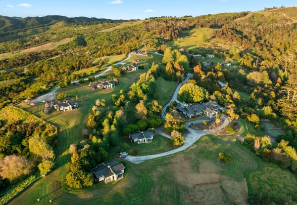 5-Star Matakana Escape at Woodhouse Mountain Lodge - Private King Villa Stay with Daily Breakfast, Bottle of Wine, Cheese Platter, Pool & Sauna Access - Option for 2 Nights — photo 8