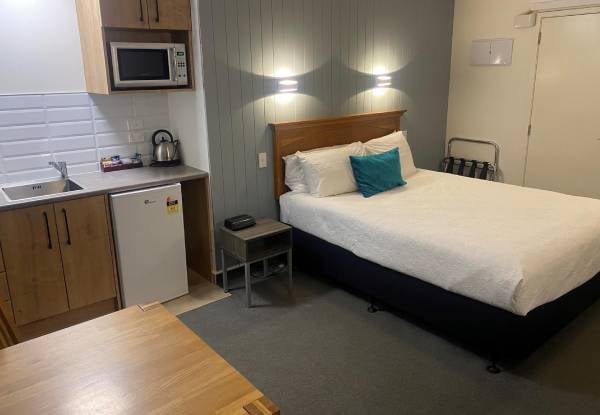 One-Night Stay at City Suites Tauranga in a Standard Studio Room for Two People — photo 3