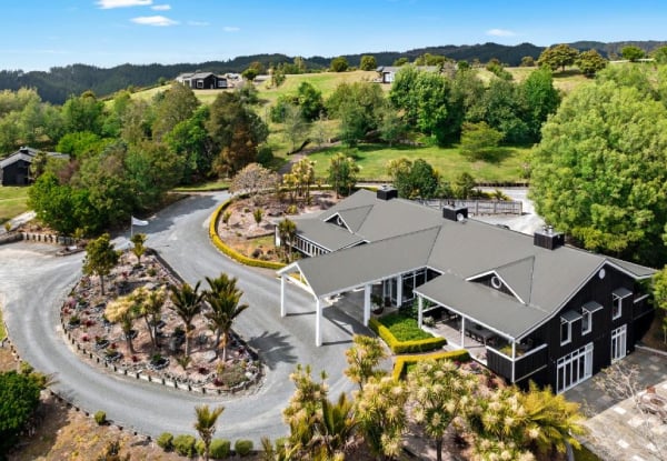 5-Star Matakana Escape at Woodhouse Mountain Lodge - Private King Villa Stay with Daily Breakfast, Bottle of Wine, Cheese Platter, Pool & Sauna Access - Option for 2 Nights — photo 6