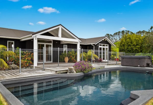 5-Star Matakana Escape at Woodhouse Mountain Lodge - Private King Villa Stay with Daily Breakfast, Bottle of Wine, Cheese Platter, Pool & Sauna Access - Option for 2 Nights — photo 2