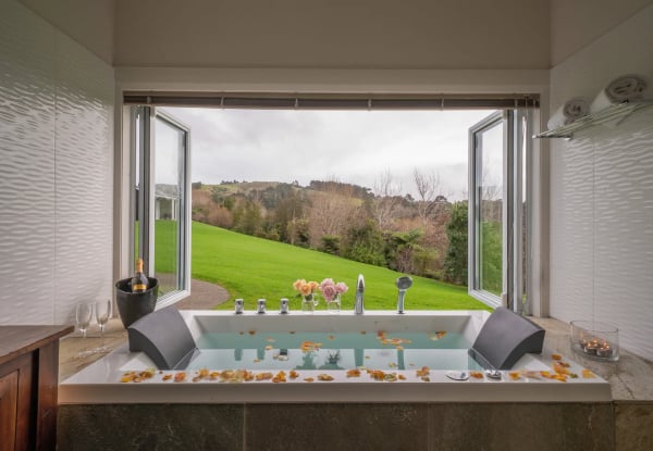 5-Star Matakana Escape at Woodhouse Mountain Lodge - Private King Villa Stay with Daily Breakfast, Bottle of Wine, Cheese Platter, Pool & Sauna Access - Option for 2 Nights — photo 3