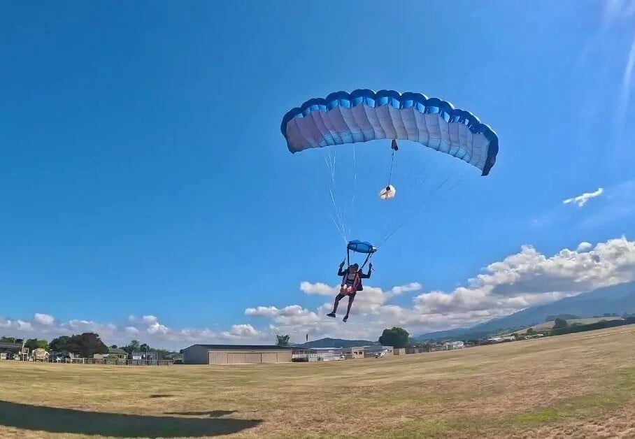 10,000ft Tandem Skydive in Abel Tasman from $293.56 per Person — photo 5