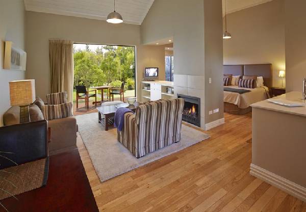 One-Night Five-Star Luxury Vineyard Getaway for Two People in a Winemakers Cottage incl. Late Checkout of 12pm, Breakfast, Wi-Fi, Car Parking & Vintage Bike Hire - Options for Garden or Lakeside Cottage & Two-Night Stays — photo 2