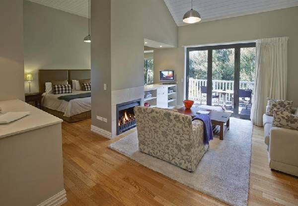 One-Night Five-Star Luxury Vineyard Getaway for Two People in a Winemakers Cottage incl. Late Checkout of 12pm, Breakfast, Wi-Fi, Car Parking & Vintage Bike Hire - Options for Garden or Lakeside Cottage & Two-Night Stays — photo 7
