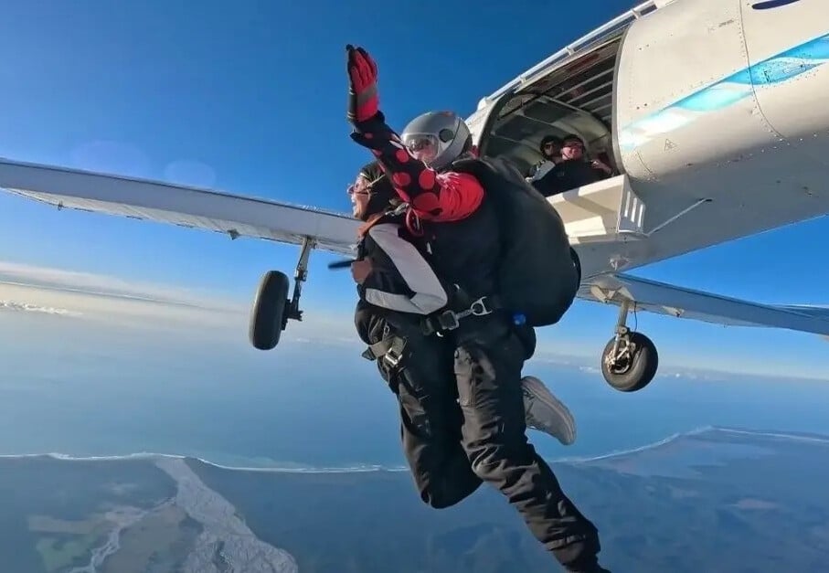 10,000ft Tandem Skydive in Franz Josef from $367.21 per Person — photo 3