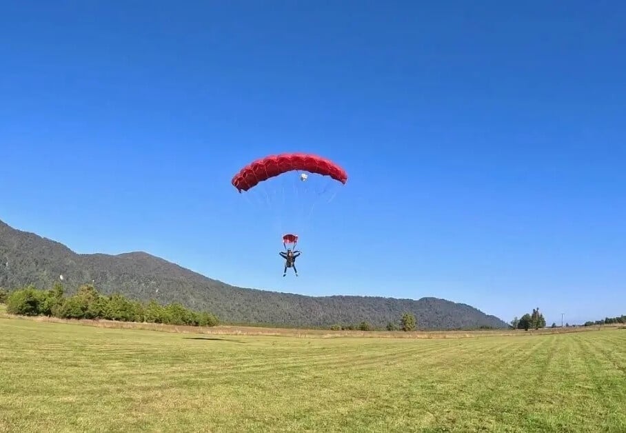 10,000ft Tandem Skydive in Franz Josef from $367.21 per Person — photo 5