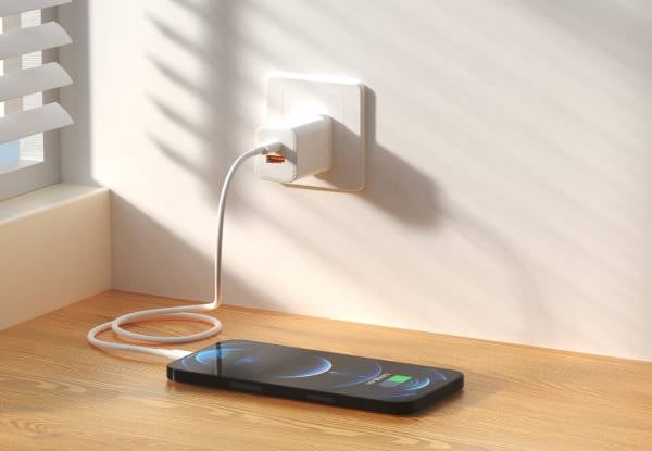 Titan 35W Ultra Fast Charger with USB-C & USB-A — photo 2